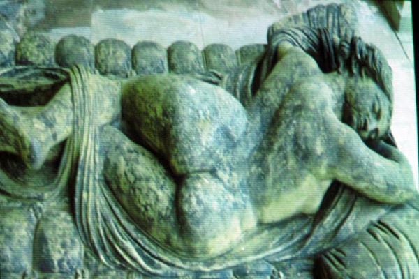 1. The strange statue to be viewed from both sides!.JPG -                                